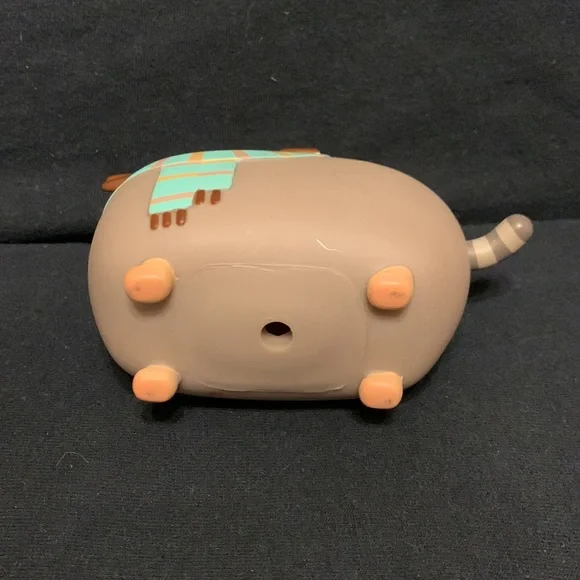 Pusheen holiday vinyl ornament wearing scarf and hat - Picture 4 of 5